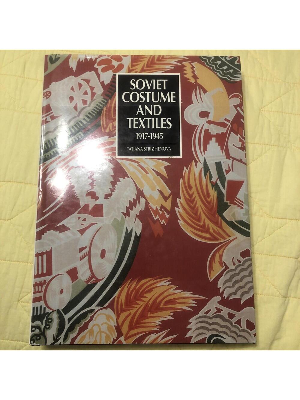 Soviet Costume And Textiles 1917-1945 (BEAUX LIVRES (A)) By Tatiana Strizenova